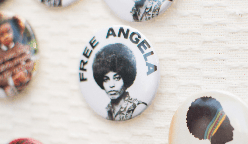 Button com imagem de Angela Davis e a mensagem Free Angela