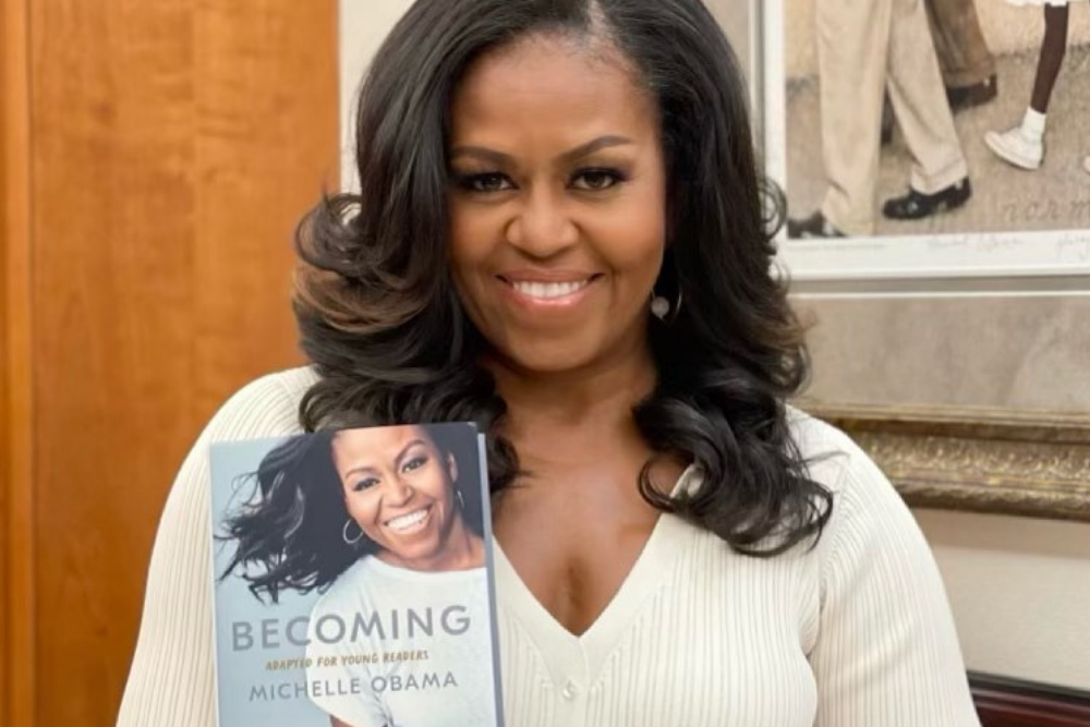 Michelle Obama com o seu livro na mão