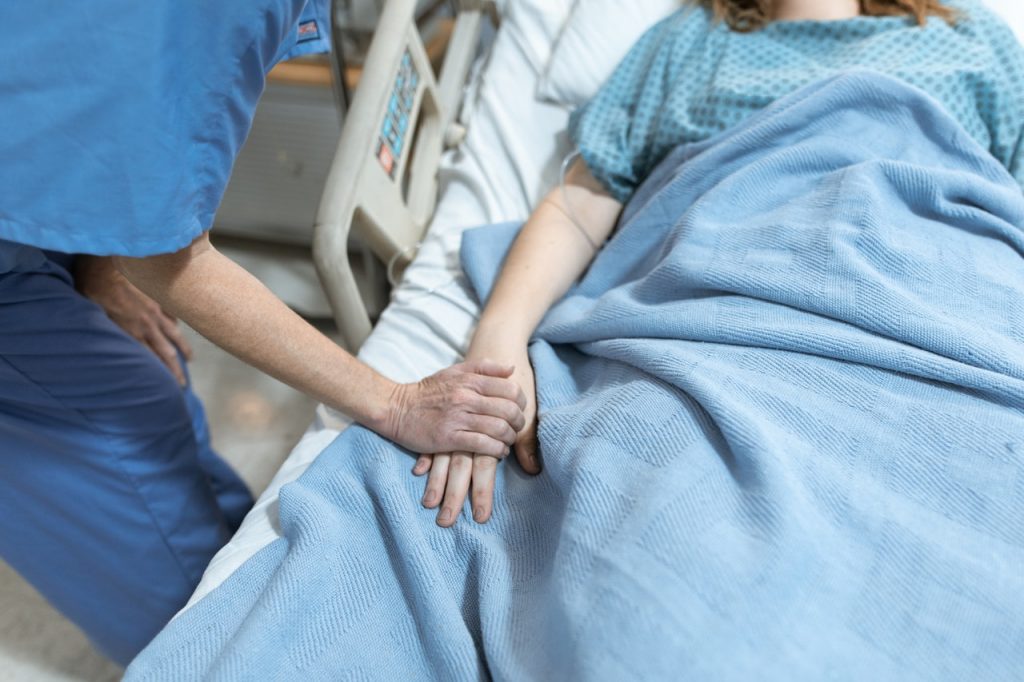 enfermagem: enfermeira cuidando de paciente