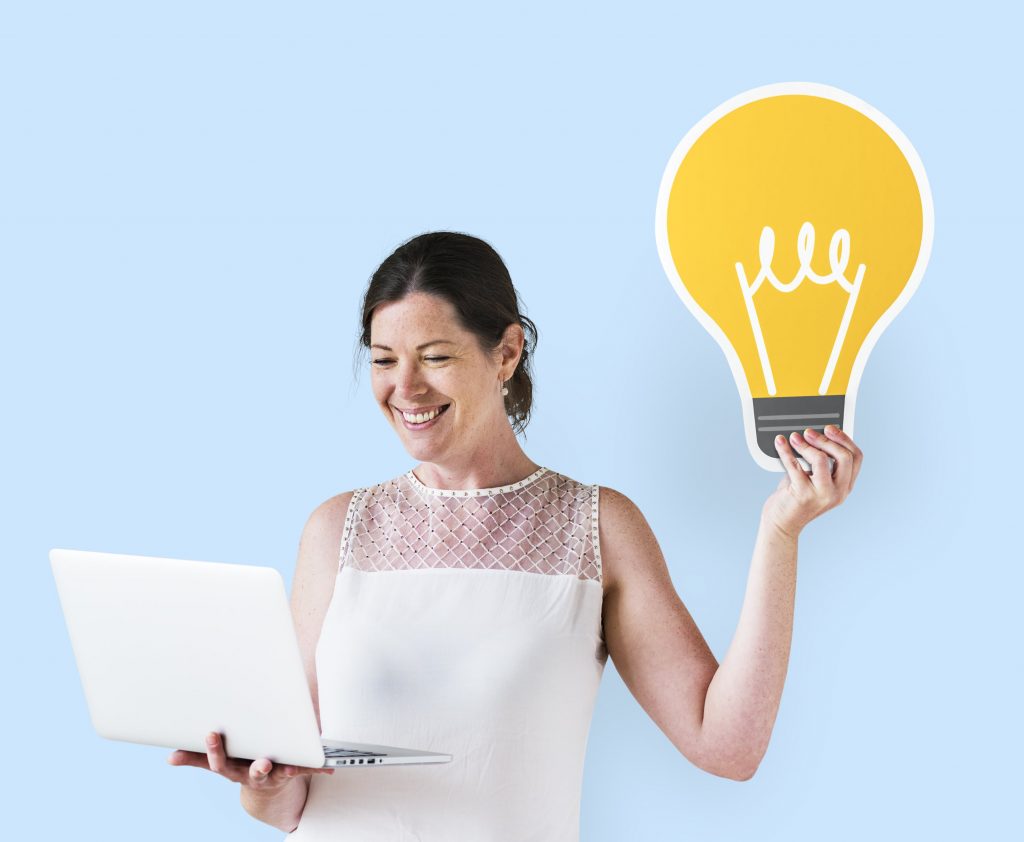 mulher com uma lâmpada para indicar empreendedorismo digital