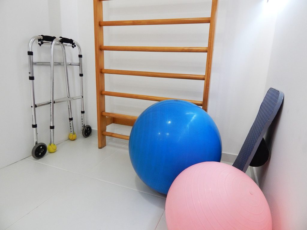 Espaço com equipamentos de fisioterapia para indicar pós-graduação em Fisioterapia