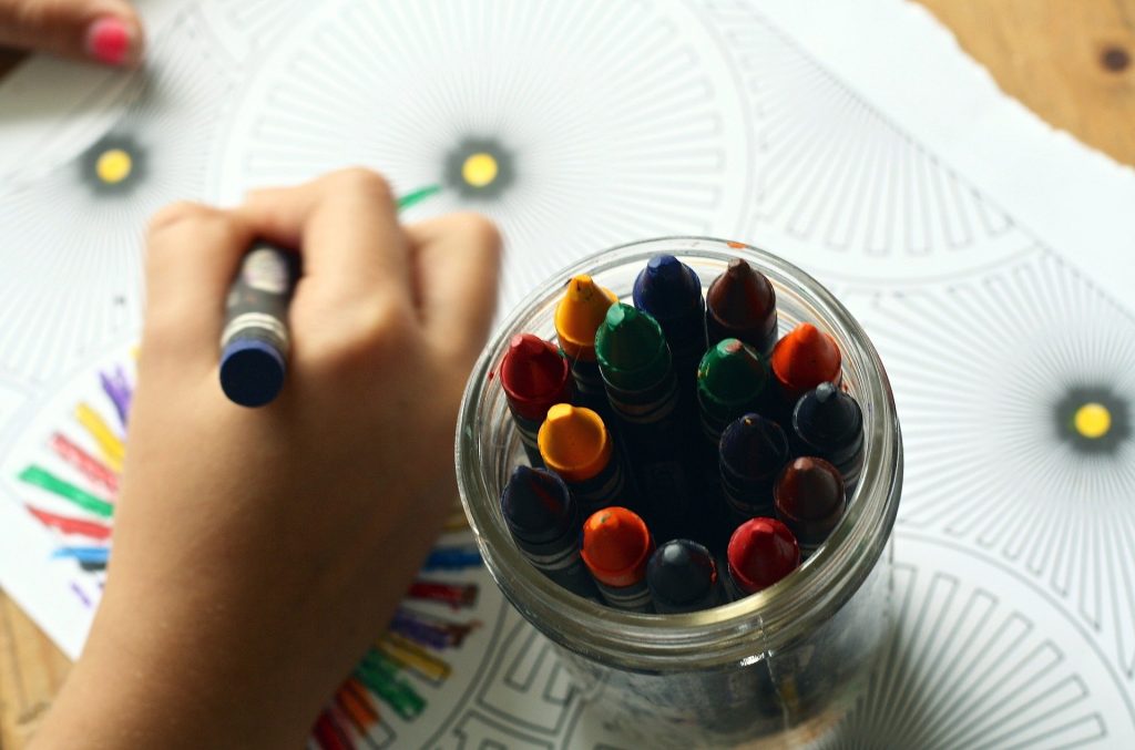 Psicologia Escolar: criança pintando