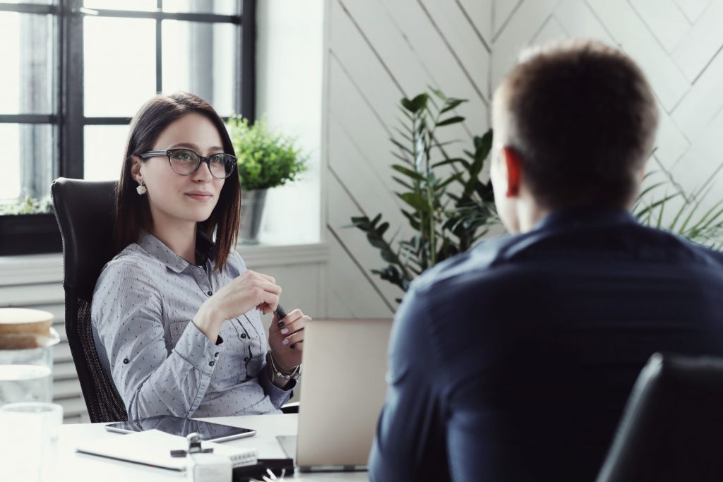 homem e mulher conversando em um escritório para ilustrar texto sobre como falar sobre demissão na entrevista