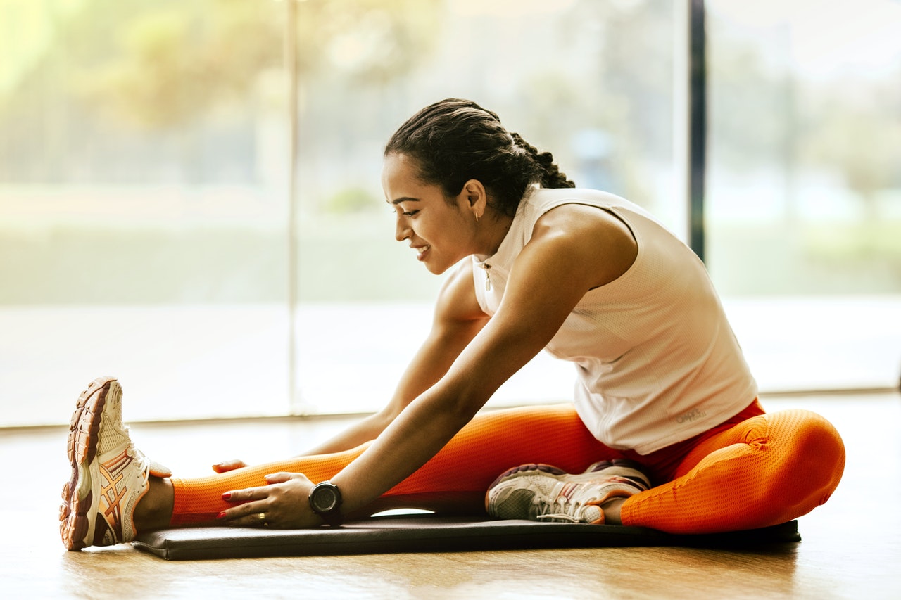 4 exercícios de alongamento para relaxar o corpo no dia a dia