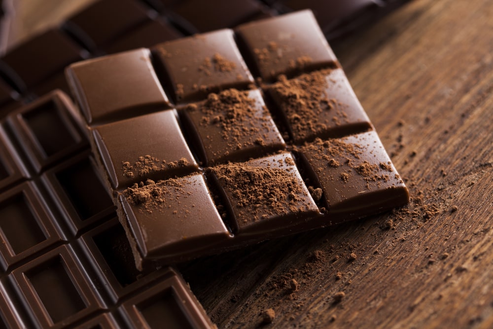 pedaço de barra de chocolate para ilustrar pauta sobre chocolate ajuda na concentração