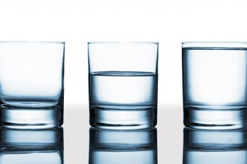 copo vazio, meio cheio e outro cheio com água