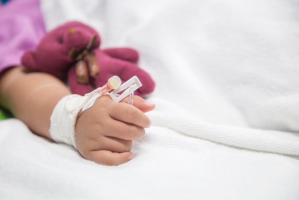 mão de bebê com procedimento de hospital