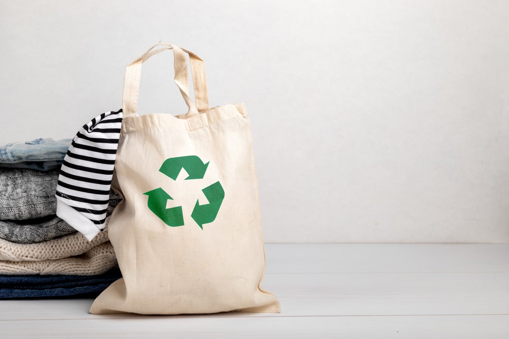 sacola com símbolo de reciclagem para ilustrar texto sobre estratégias sustentáveis