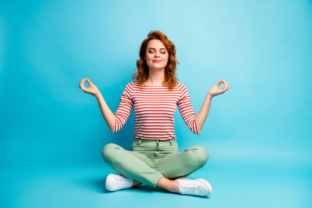 mulher fazendo yoga para ilustrar texto sobre calma
