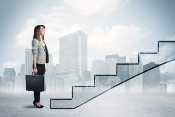 mulher olhando para uma escada para ilustrar texto sobre carreira e profissão