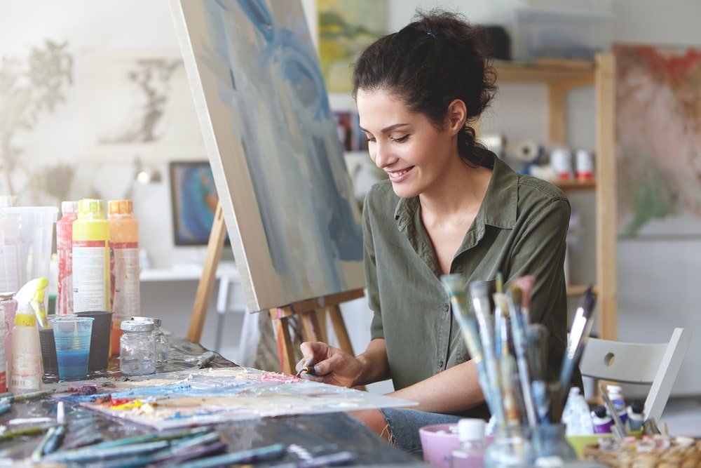 mulher pintando arte para ilustrar texto sobre importância de ter um hobby