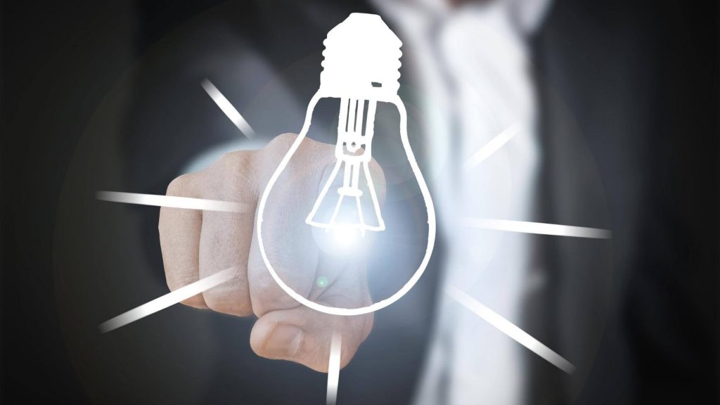 lâmpada em destaque para ilustrar texto sobre inovação no ambiente de trabalho