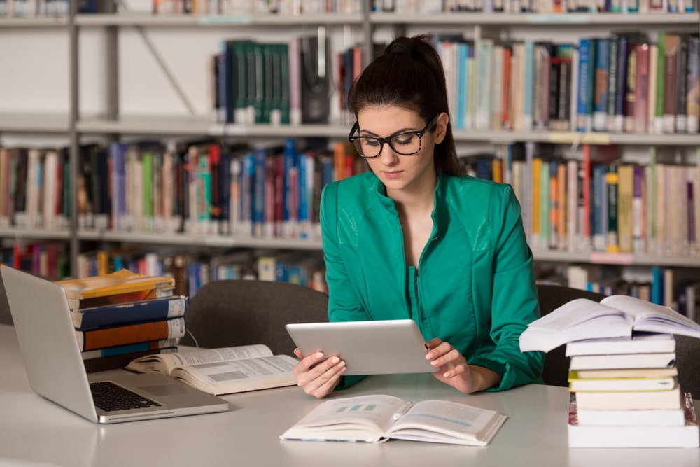 imagem de uma mulher lendo em um tablet para ilustrar o texto sobre aprendizado contínuo