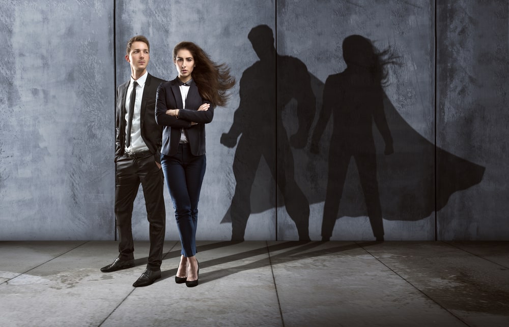 imagem de um casal com sombras de super-heróis para ilustrar o texto de como ser confiante