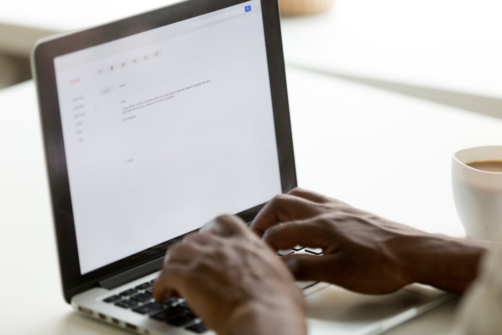 imagem de uma pessoa escrevendo um e-mail para ilustrar o texto de o que colocar no corpo do e-mail para enviar currículo