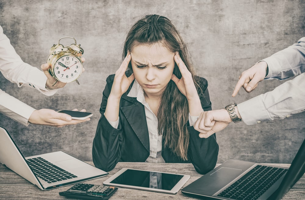 mulher com expressão de cansada para ilustrar texto sobre sintomas da síndrome de burnout