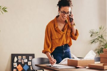 imagem de uma mulher trabalhando em um escritório para ilustrar o texto de soft skills para empreendedores