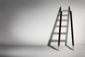 sombra de escada com lápis para ilustrar texto sobre carreira