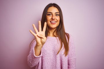 mulher fazendo o número 4 com os dedos para ilustrar texto sobre sabotadores do empreendedorismo