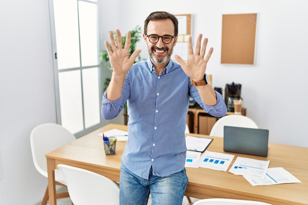 homem no escritório fazendo 10 com as mãos para ilustrar conteúdo sobre cursos em alta no mercado
