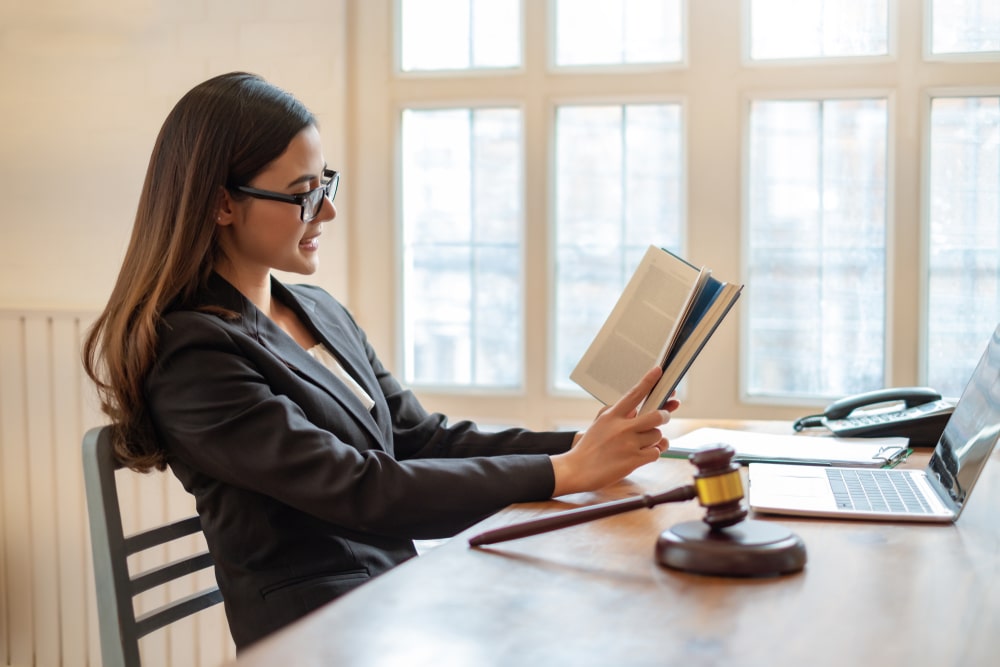 mulher lendo livro para ilustrar texto sobre soft skills para advogados