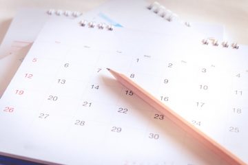 calendário e lápis para ilustrar texto sobre como ter dias mais produtivos