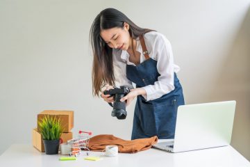 mulher fotografando peça de roupa para ilustrar texto sobre como editar fotos para e-commerce
