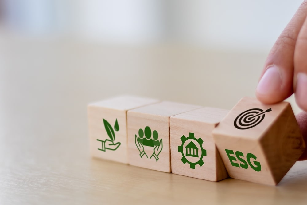 cubos com a sigla ESG para ilustrar texto sobre vagas em ESG