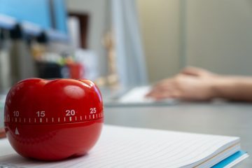 timer em formato de tomate para ilustrar texto sobre técnica Pomodoro