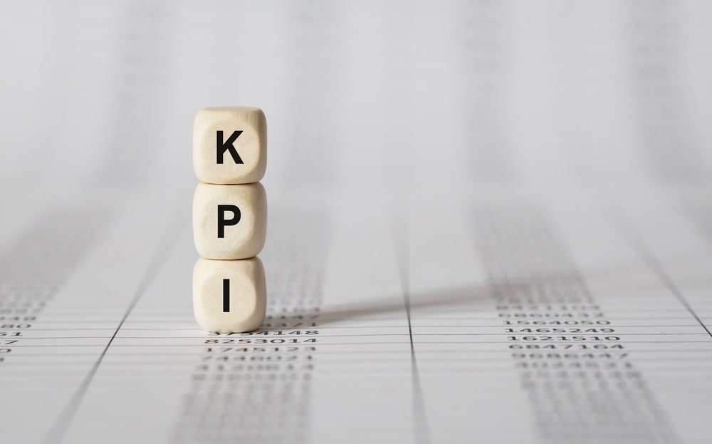 palavra KPI feita com blocos para ilustrar texto sobre definir e implementar KPIs
