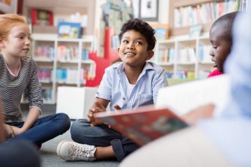 crianças lendo para ilustrar texto sobre a importância da leitura na infância
