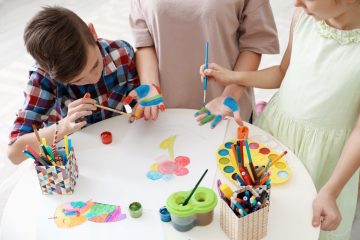 crianças pintando para ilustrar texto sobre qual o objetivo de trabalhar pintura na Educação Infantil