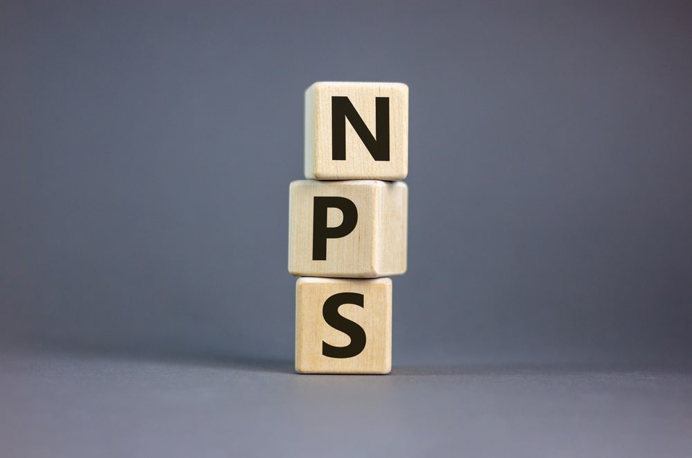 cubos que formam NPS para ilustrar texto sobre clientes detratores, neutros e promotores