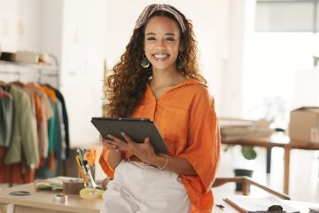 mulher empreendedora sorrindo para ilustrar texto sobre empreendedorismo como opção de carreira