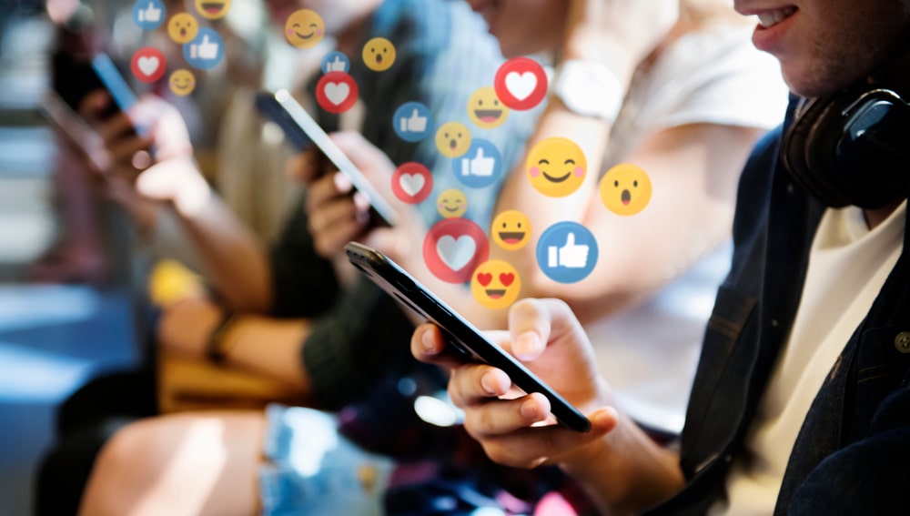 reações de redes sociais para ilustrar texto sobre como como as mídias sociais afetam a empregabilidade
