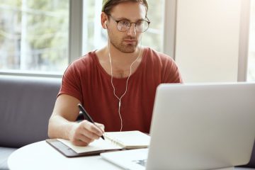 homem estudando para ilustrar texto sobre cursos rápidos online com certificado