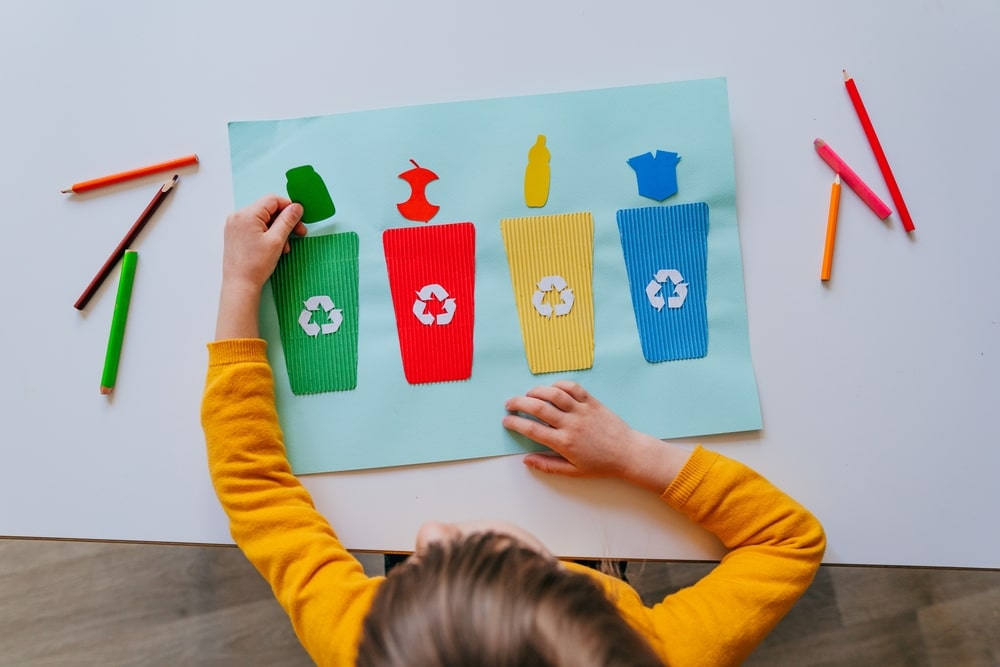 criança fazendo atividade de reciclagem para ilustrar texto sobre educação ambiental nas escolas