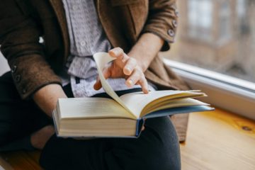 homem lendo livro para ilustrar texto sobre importância da leitura em nossas vidas