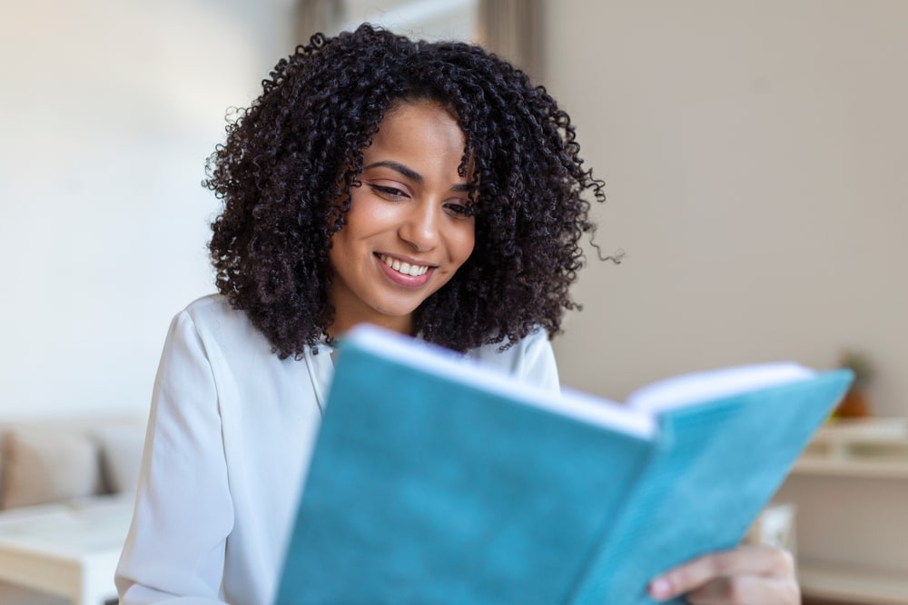 mulher lendo para ilustrar texto sobre livros para liderança