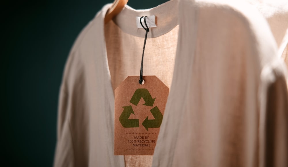 peça de roupa com etiqueta de reciclável para ilustrar texto sobre moda sustentável