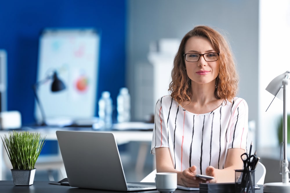 mulher no escritório para ilustrar texto sobre perfil de um gerente de marketing