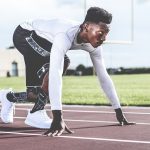 Atleta Profissional Negro Cabelo Crespo Bonito Vestindo Roupas Esportivas Se Preparando para correr