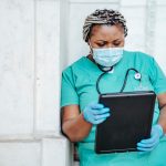 Mulher Com Camiseta Azul Com Gola Redonda Segurando Um Computador Tablet Preto