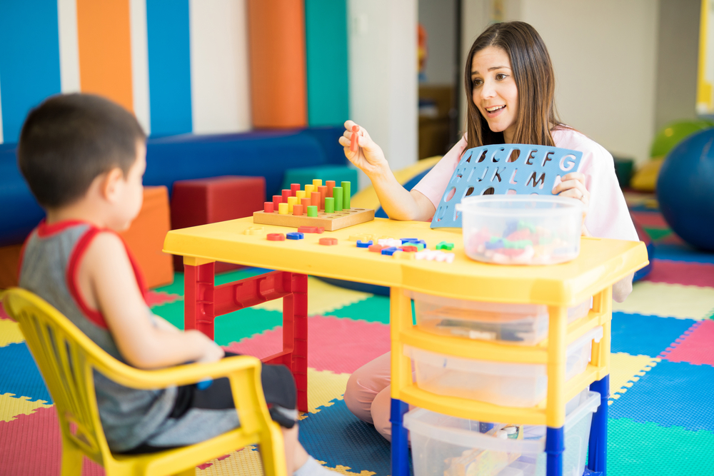 criança e professora na sala de aula para indicar Educação Especial