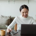 mulher feliz com bem-estar no trabalho