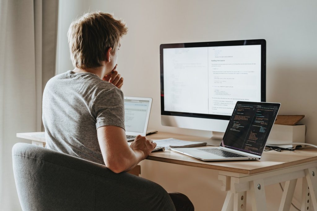 homem na frente do computador para simular busca por blogs de tecnologia