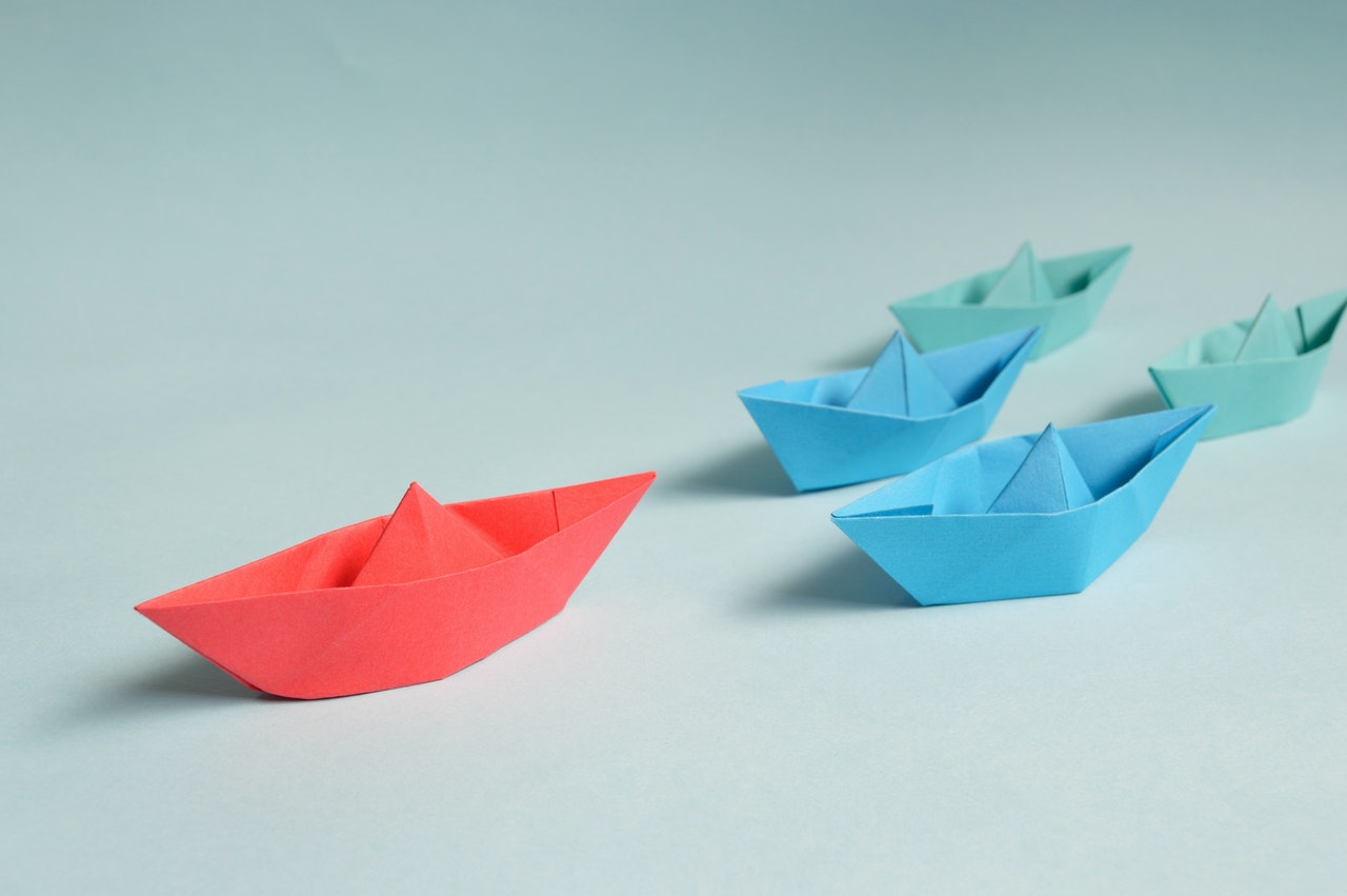 barco de papel sendo seguido para indicar competências gerenciais