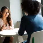 Duas mulheres conversando para indicar feedback negativo