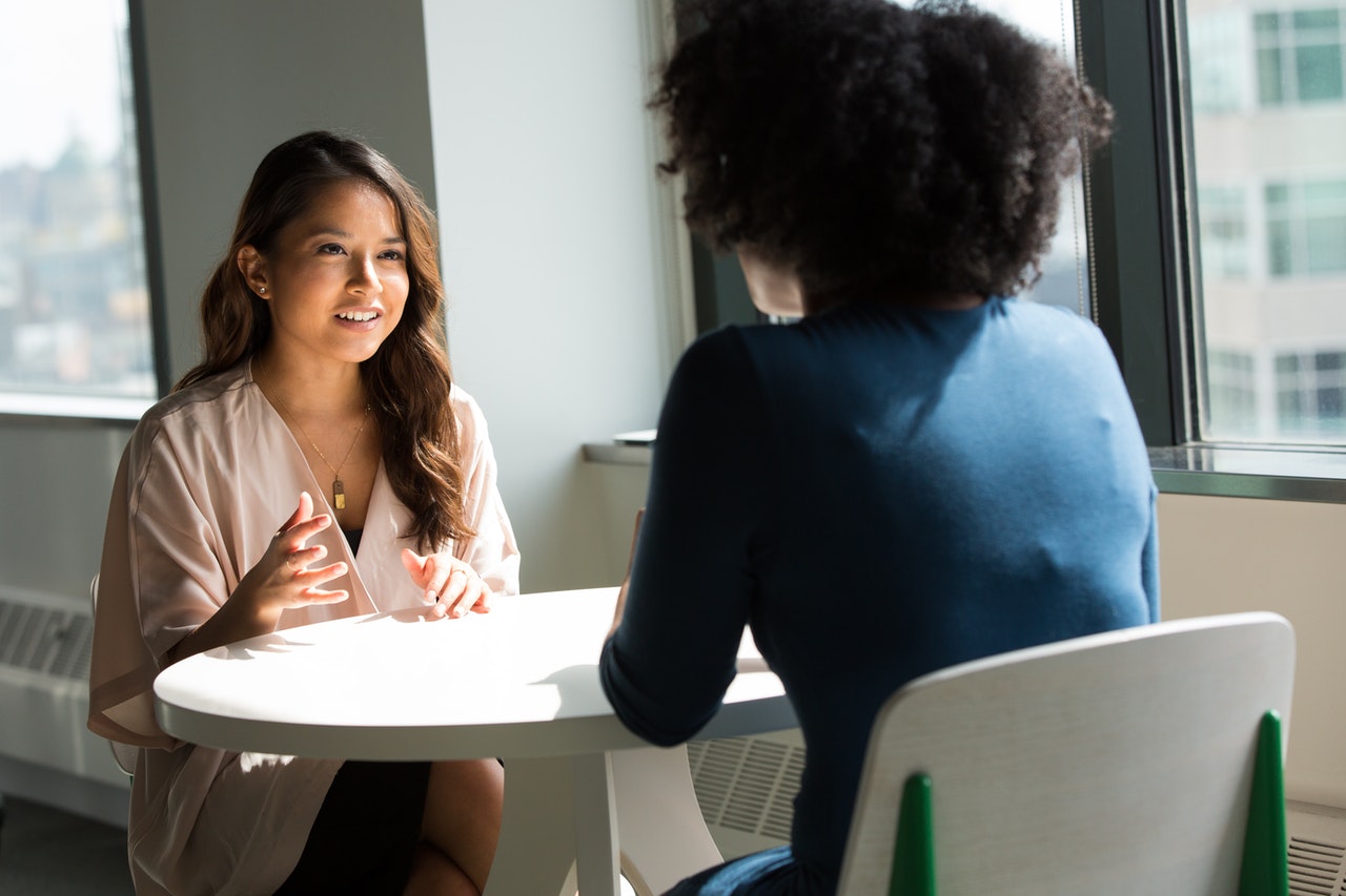 Duas mulheres conversando para indicar feedback negativo