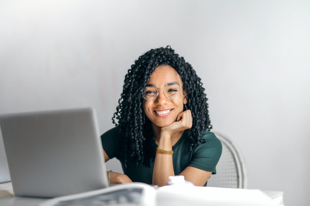 Mulher feliz para expressar felicidade no trabalho